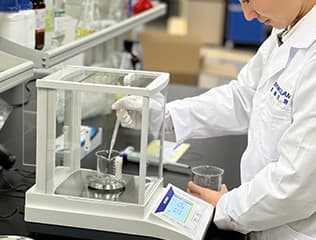 研发人员进行样品称量