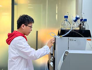 研发人员操作分析仪器