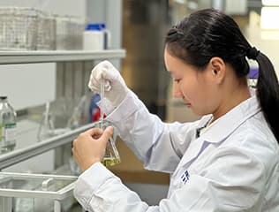 研发人员进行移液操作